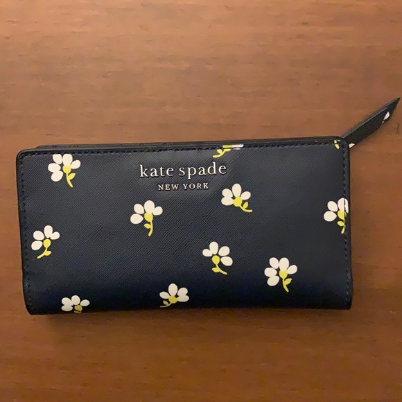 kate spade Handbags - Like new Kate Spade wallet